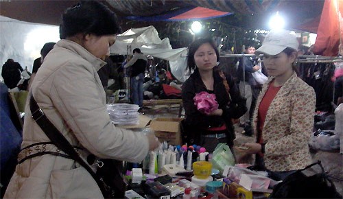 Chợ đêm Phùng Khoang rất đông sinh viên đến mua sắm.